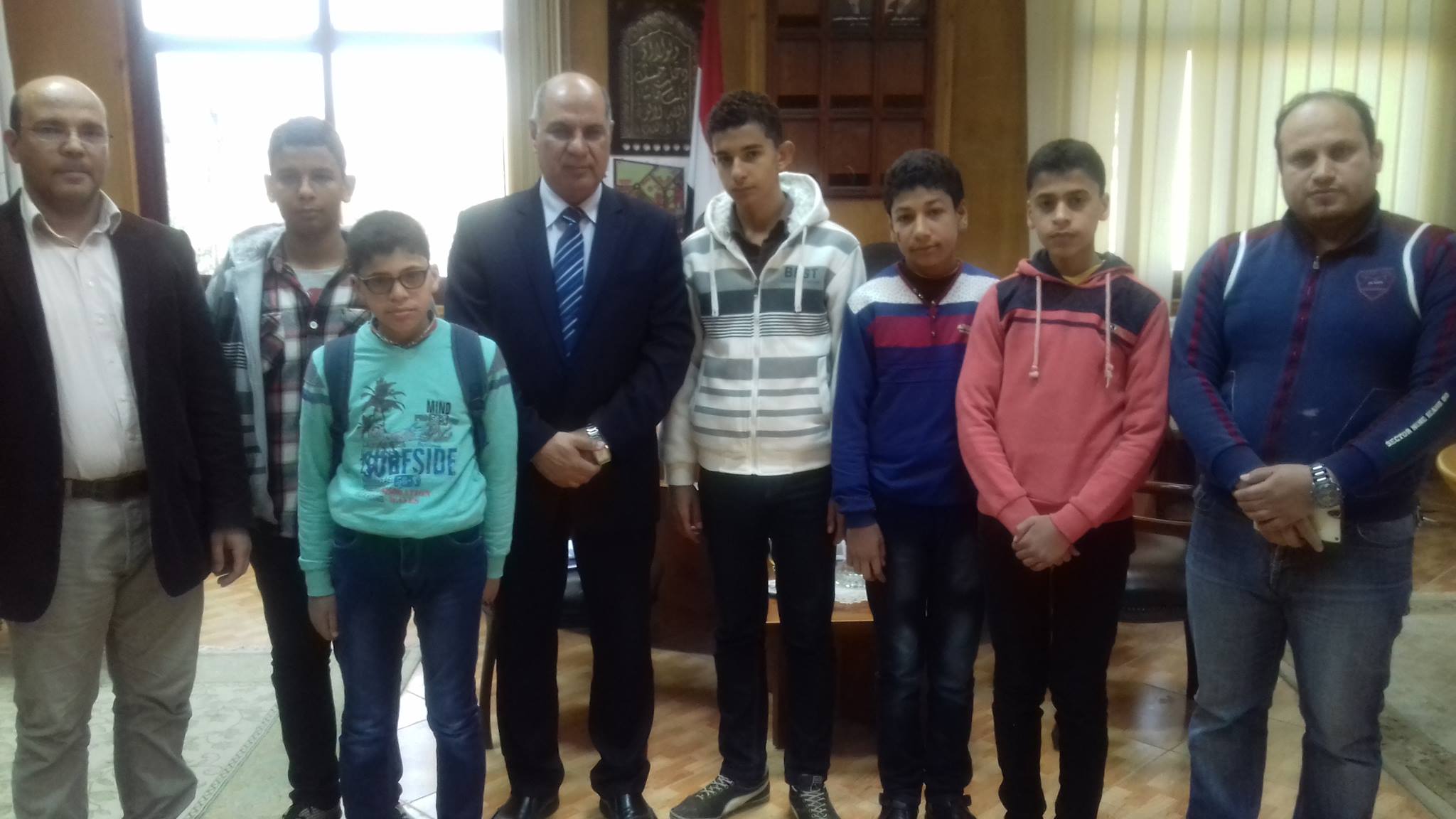 الدكتور ماجد القمرى رئيس جامعة كفر الشيخ مع الطلاب