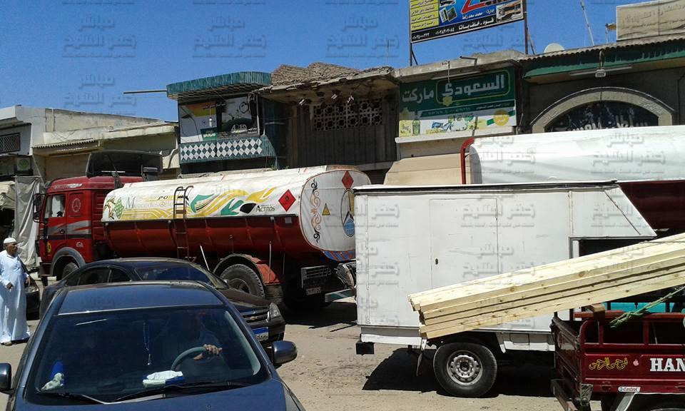  بالصور : الترلات وسيارات النقل تسبب أزمة مرورية بفوه كفر الشيخ 