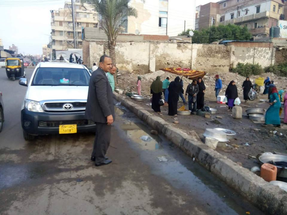   بالصور : رئيس مدينة دسوق يتابع اعمال رفع البيارات وصفايات المطر بالشوارع