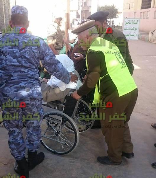 رجال الجيش والشرطة يساعدون كبار السن امام اللجان بكفر الشيخ