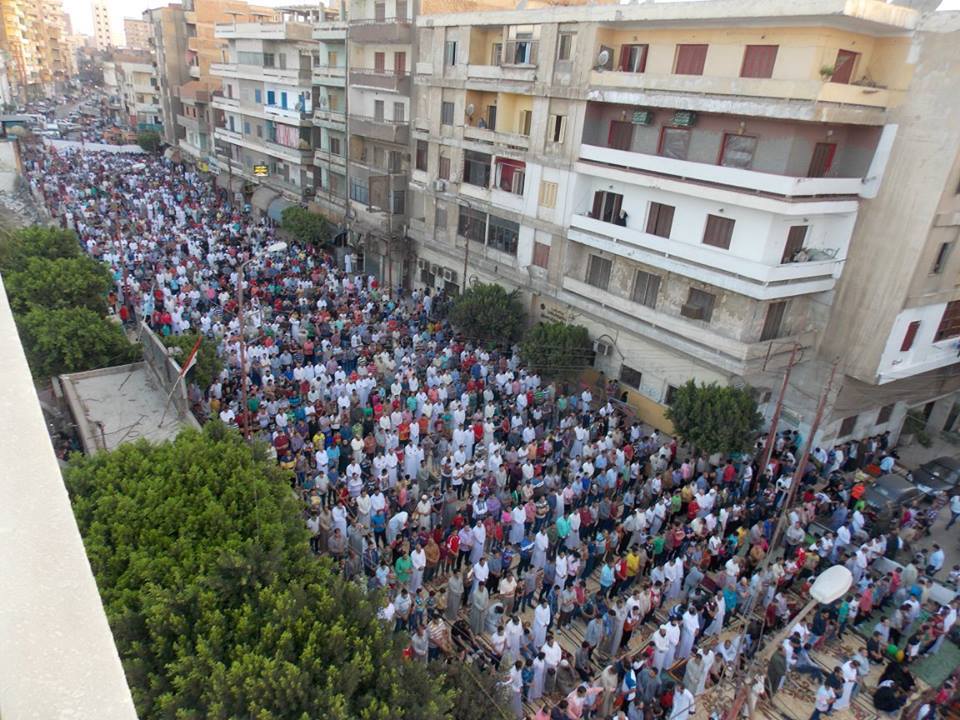  بالصور الآلاف يؤدون الصلاة في 300 ساحة بكفرالشيخ وتوزيع الحلوى بدسوق واحتفال بفوه