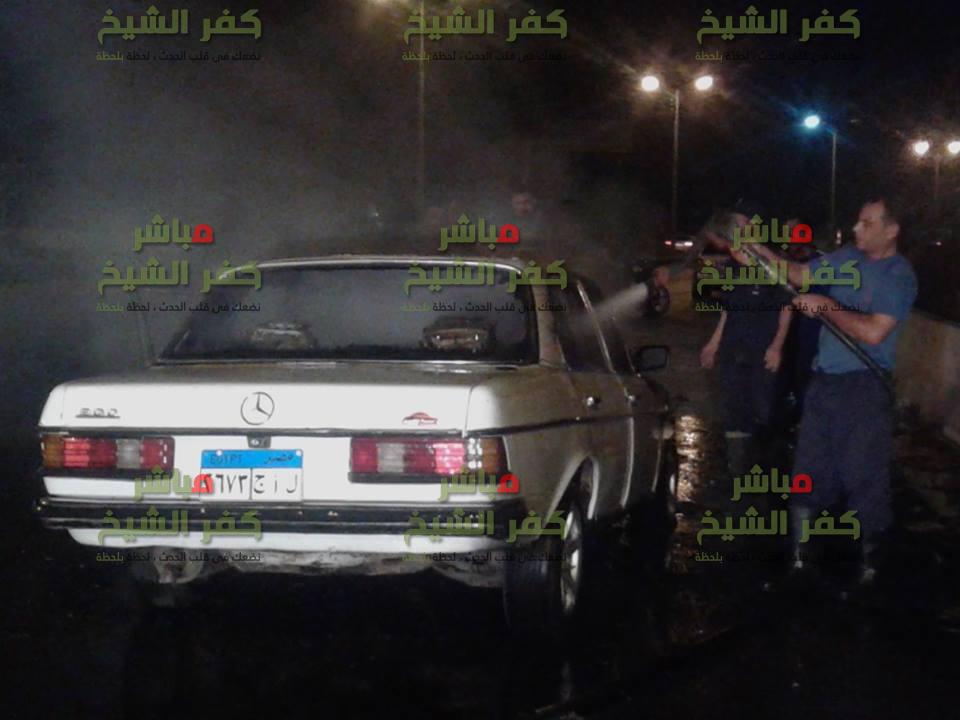  بالصور .. النيران تلتهم محتويات سيارة ملاكي بميدان الملك عبد الله بكفر الشيخ 