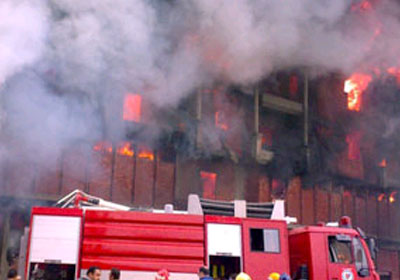  عاجل حريق كبير بمخلفات مصنع صوف يغلق طريق فوه ومطوبس 