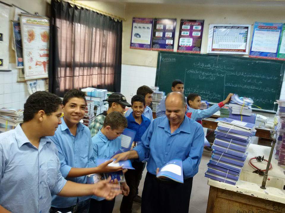  بالصور .. انتظام العملية التعليمية و تسليم الكتب للطلاب بكفر الشيخ 