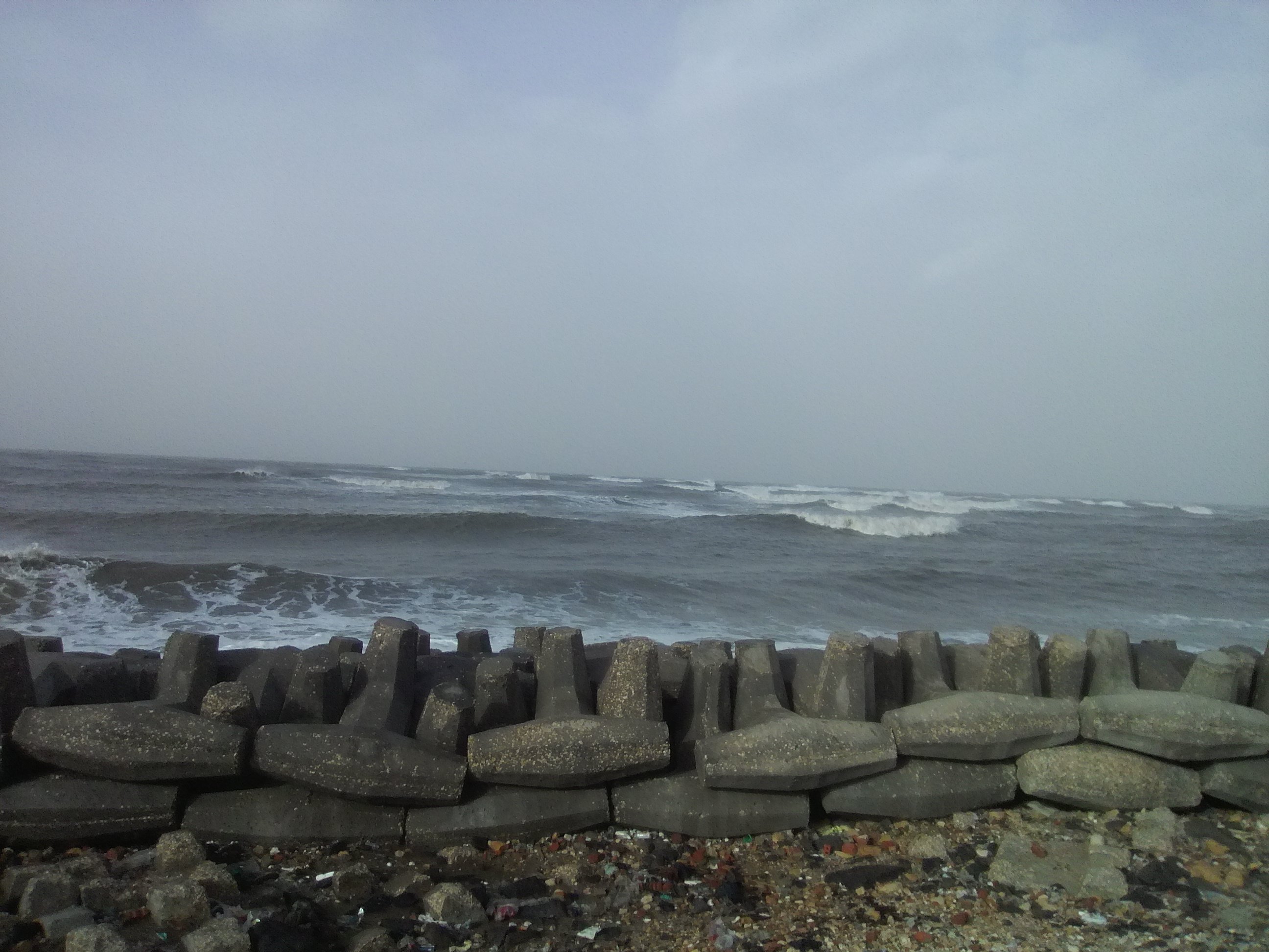 جانب من الرياح الشديدة وأمواج البحر العالية بشمال محافظة كفر الشيخ