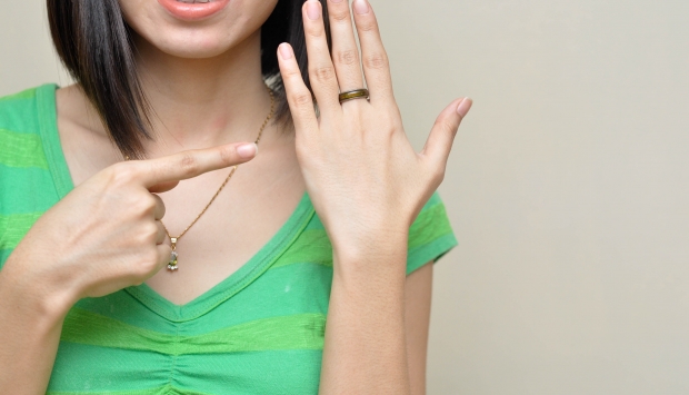   بالصور : سر الخاتم السحرى الذى يتغير لونه على حسب «مودك»