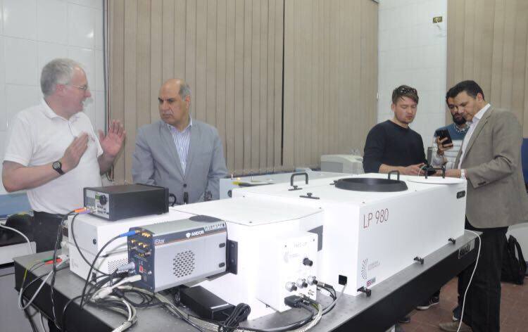  رئيس جامعة كفر الشيخ يتابع تشغيل جهاز التحليل الضوئي باستخدام أشعة الليزر بكلية العلوم