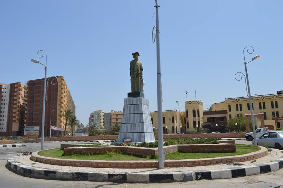  بالصور.. إعادة تمثال زويل لموقعه  بكفر الشيخ بعد ترميمه وتطويره