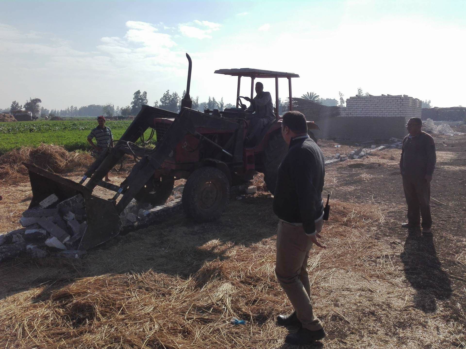  بالصور : إزالة خمس حالات تعدي علي الأراضي الزراعية بقرية دمرو فى سيدى سالم