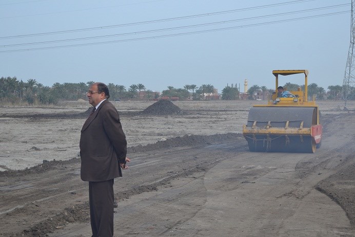  تسوية التربة بموقع الشركة المصرية لاستخراج المعادن من الرمال السوداء 