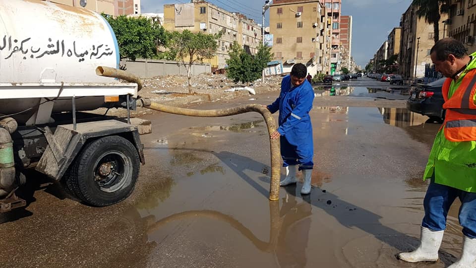   بالصور.. سيارات لشفط مياه الأمطار من شوارع مدينة كفر الشيخ