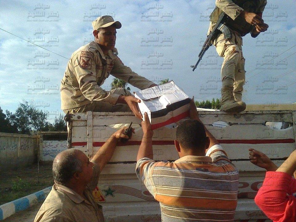  بالصور ...  القوات المسلحة توزع كراتين سلع غذائية بأسعار مخفضة في دسوق