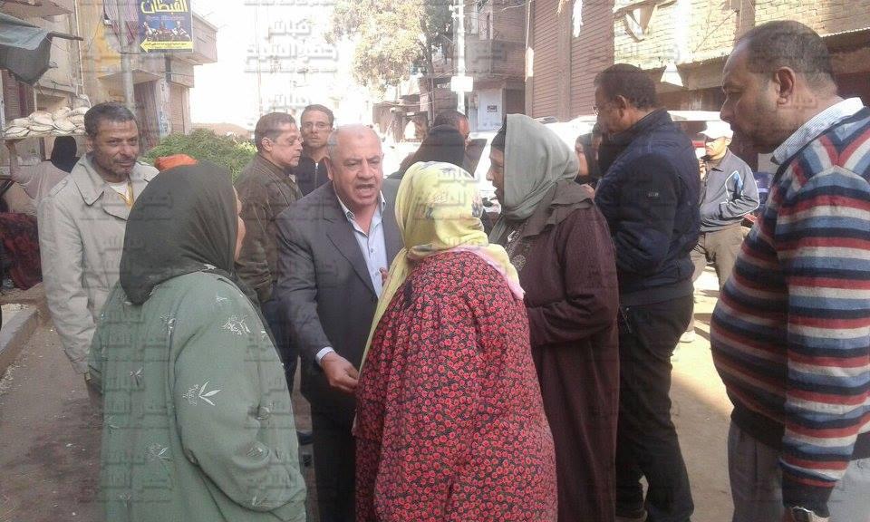  بالصور : رئيس مدينة دسوق يتابع تسليم الخبر للمواطنين اصحاب الكارت الذهبى