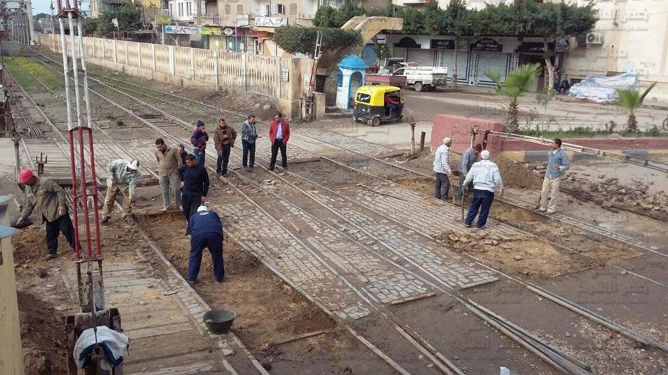  بالصور : رئيس مدينة دسوق يوصى بسرعة الانتهاء من صيانة وإصلاح مزلقان السكة الحديد الرئيسى