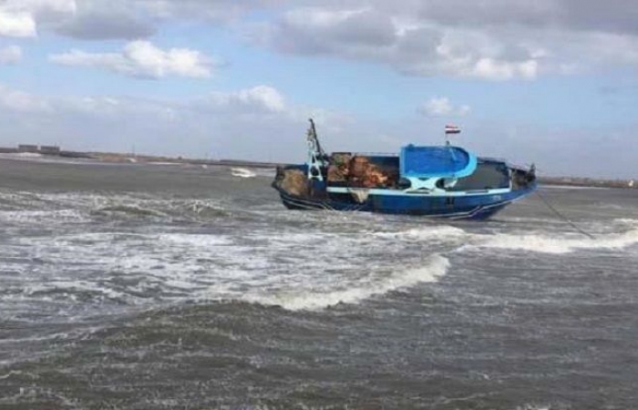  بالصور|  الصيادون ينتشلون المركب المشحوط في كفر الشيخ