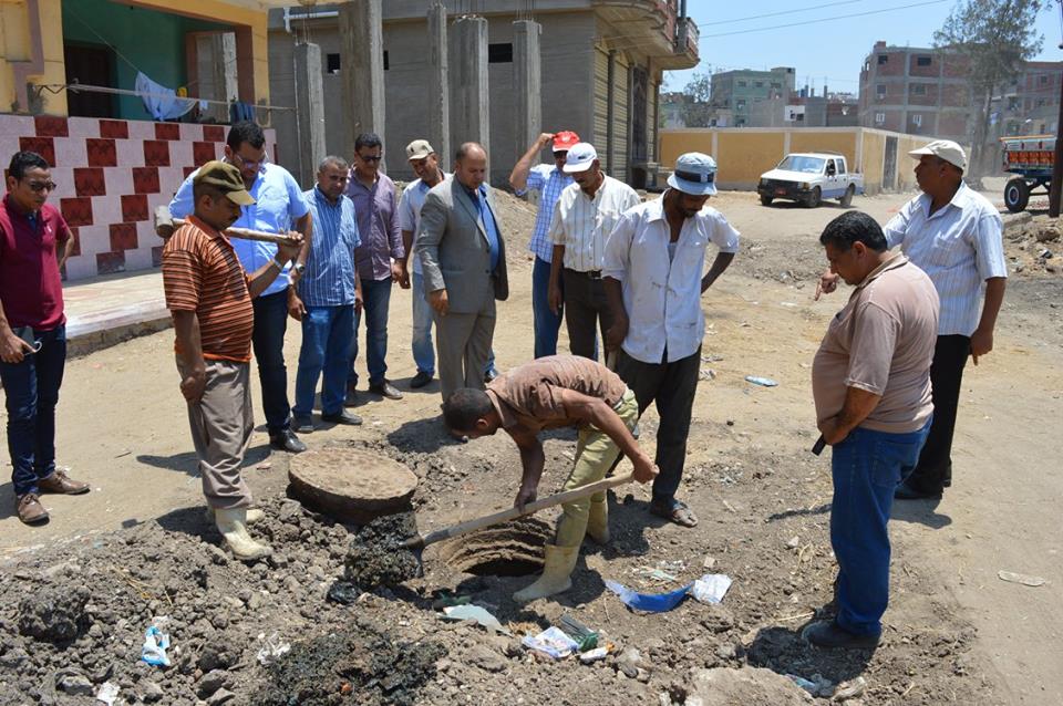   بالصور : رئيس مدينة  كفر الشيخ يعاين مشاكل الصرف الصحى بقرية أريمون