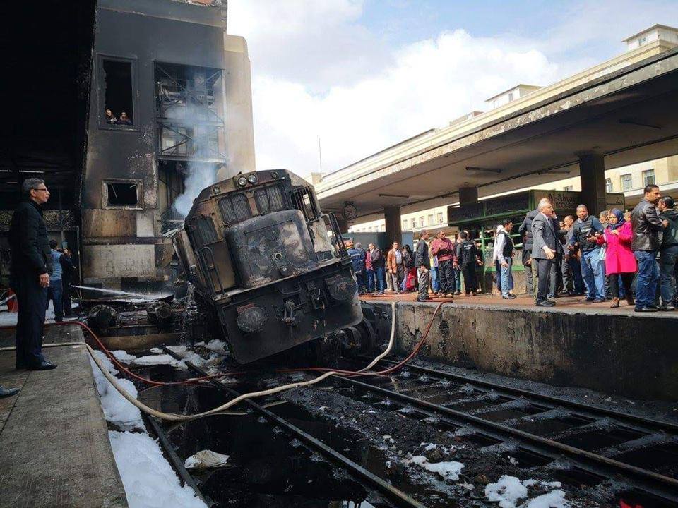  بالفيديو : كاميرات المراقبة ترصد اللحظات الاولى لكارثة قطار رمسيس و المتسبب الرئيسى فيها