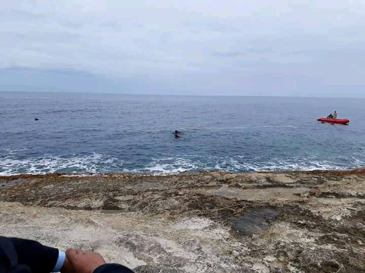  بالصور .. خفر السواحل الليبى ينتشل جثتى صيادين من برج مغيزل ضحايا مركب 