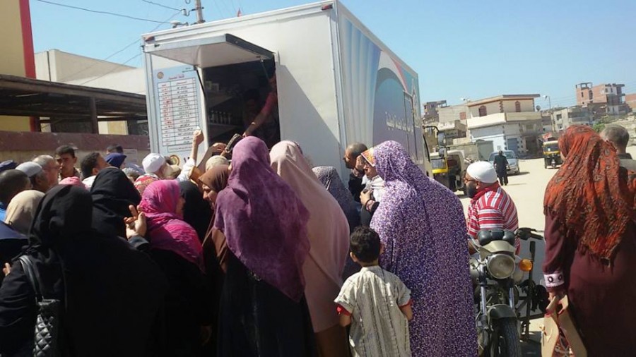   ازدحام المواطنين أمام سيارات الجيش لبيع السلع الغذائية فى بيلا