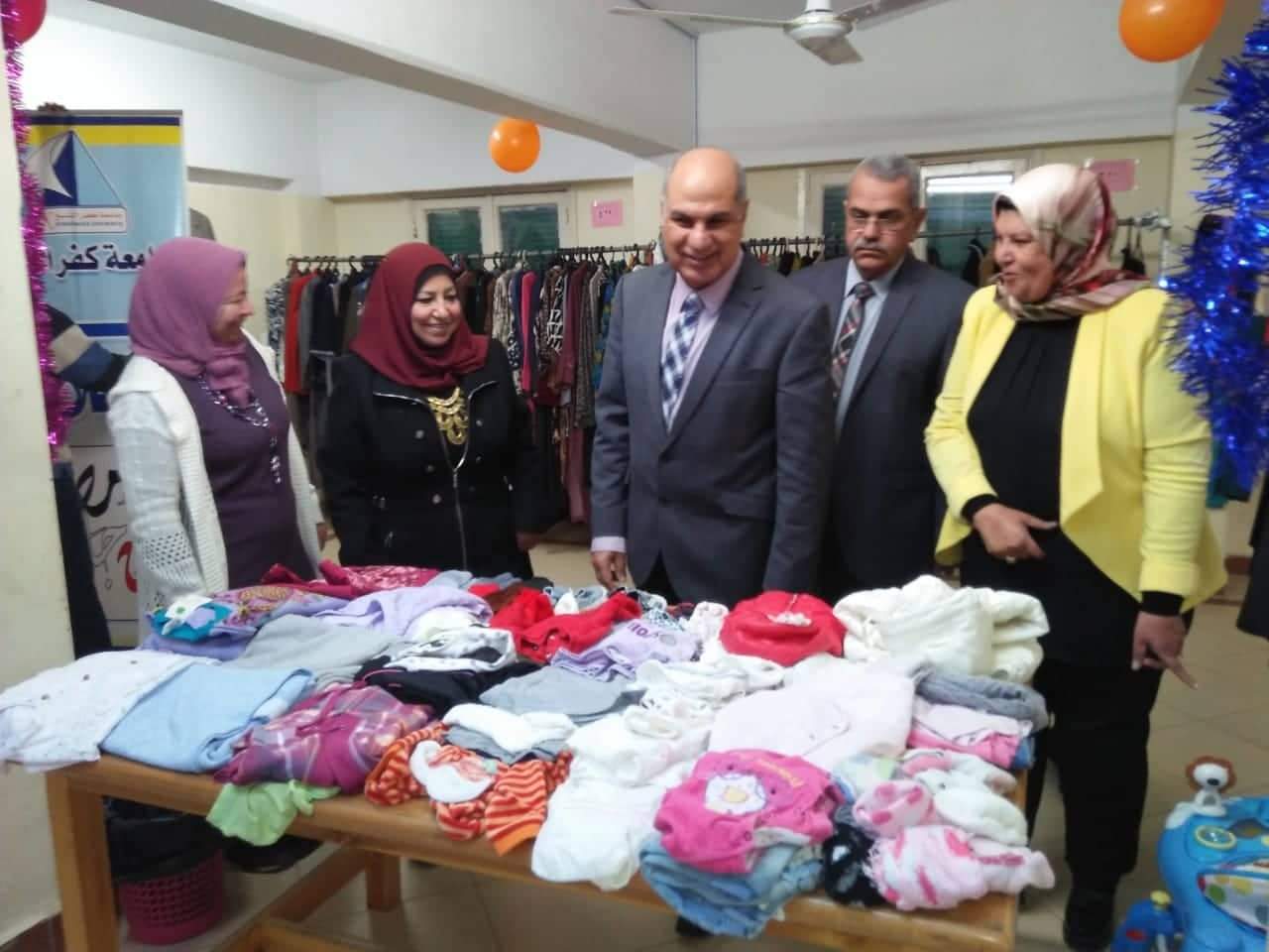  رئيس جامعة كفر الشيخ يفتتح المعرض الخيري لملابس الطلاب