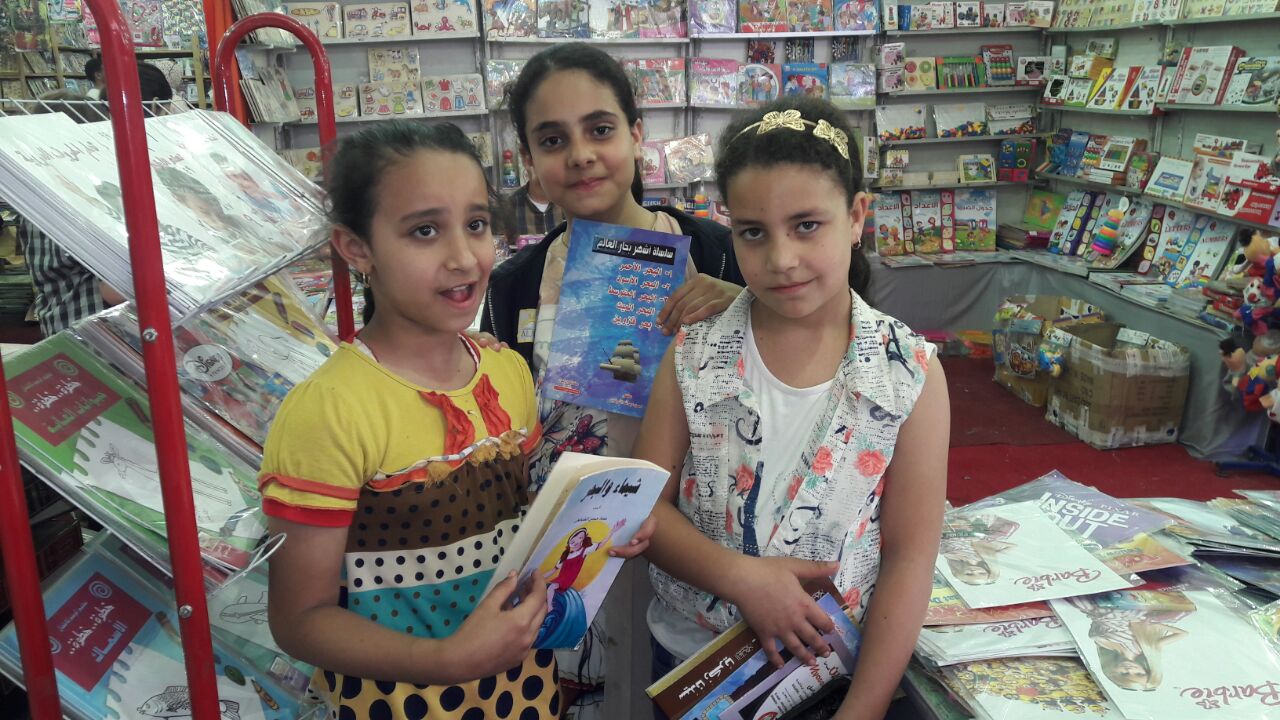 بالصور.. الأطفال يقبلون على شراء الكتب والقصص بالمعرض الخامس بدسوق