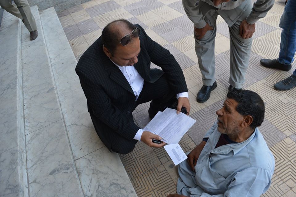  مواطن من ذوى الاحتياجات الخاصة يزحف على يديه أمام مجلس مدينة كفر الشيخ ليعرض مشاكل قريته