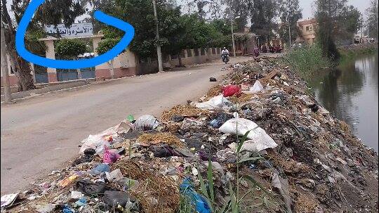 القمامة تحاصر حديقة الطفل والاسرة بقرية ابو غنيمة