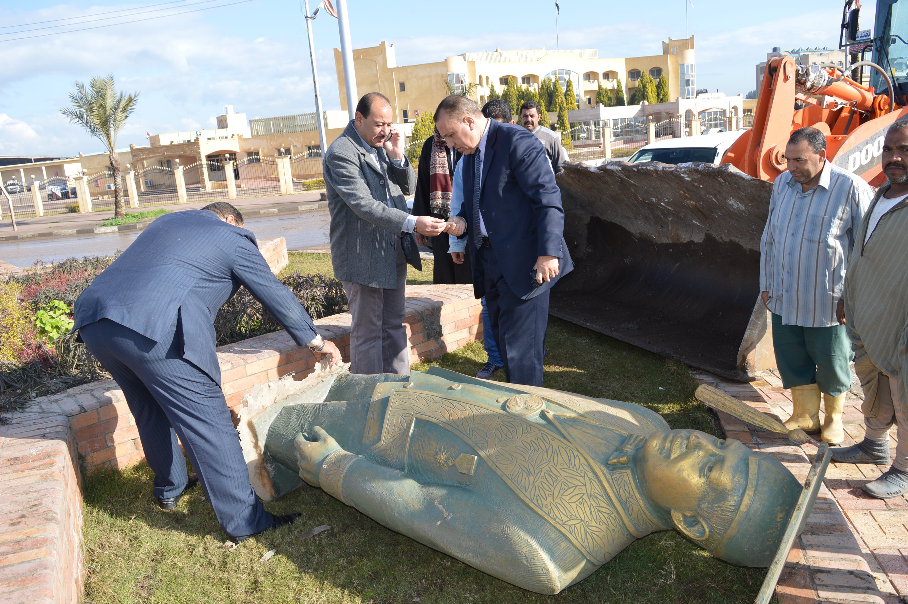  بالصور :  تفاصيل سقوط تمثال أحمد زويل بكفر الشيخ