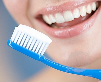  احذر من تنظيف الأسنان بعد الطعام مباشرة