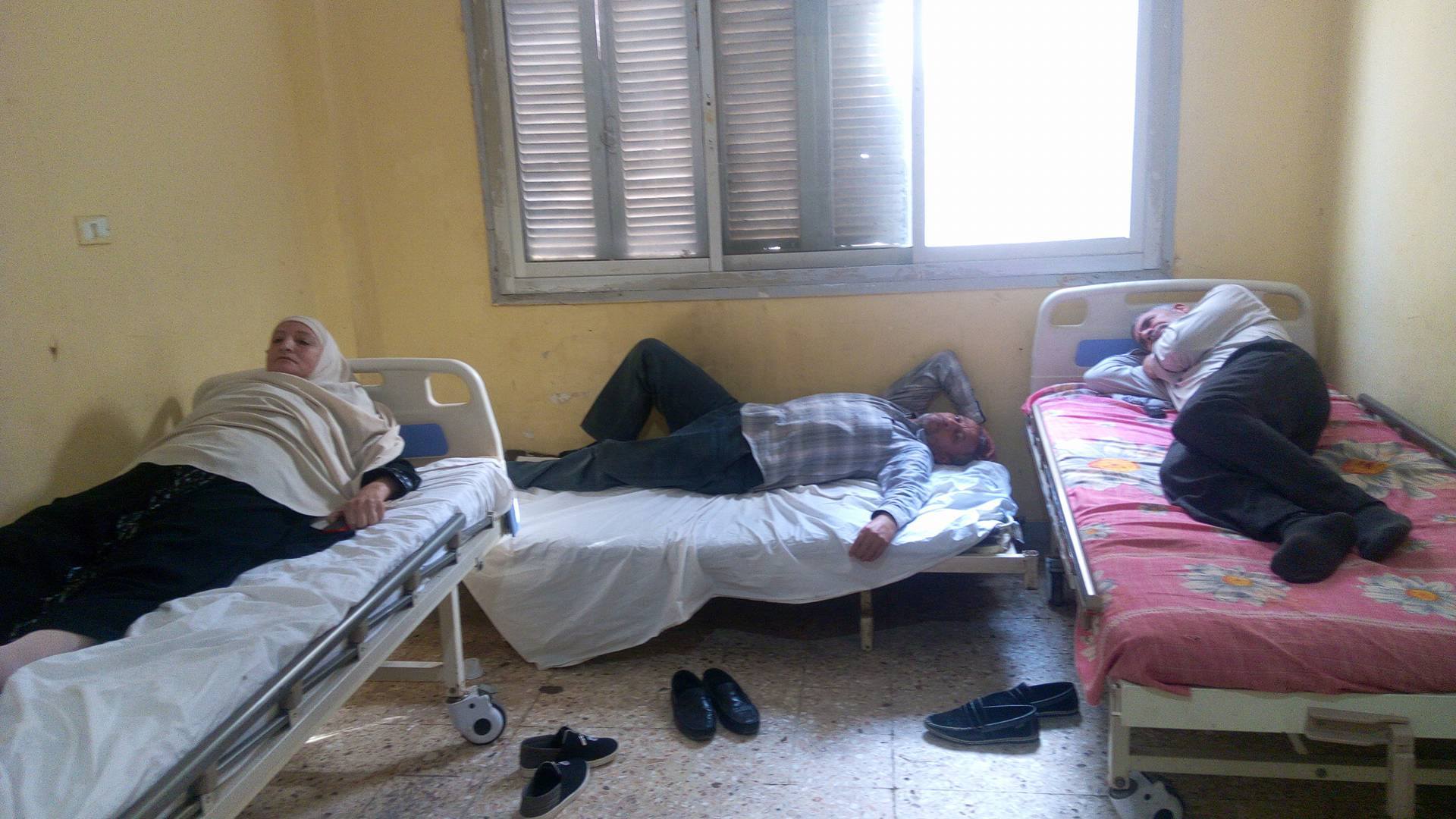  بالصور..  لليوم الثالث على التوالى استمرار إضراب 3 موظفين بالوحدة الصحية  بقرية دمرو 