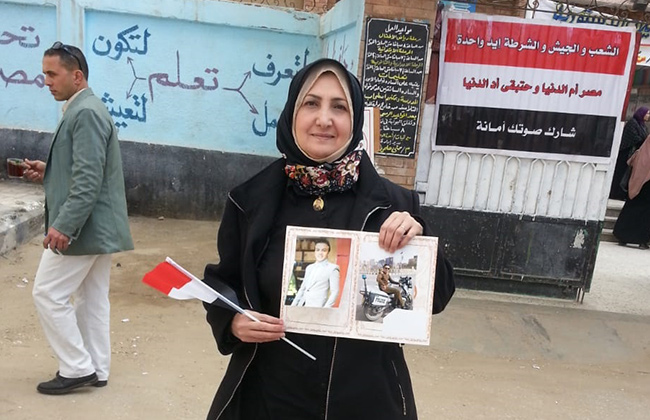  والدة الشهيد الرائد مصطفى سمير تشارك في الاستفتاء بكفرالشيخ