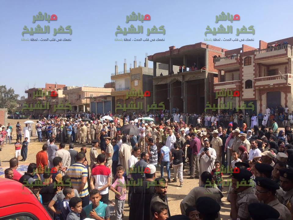  بالصور .. الآلاف بقرية الكفر الشرقي يشيعون جثمان شهيد سيناء فى جنازة عسكرية