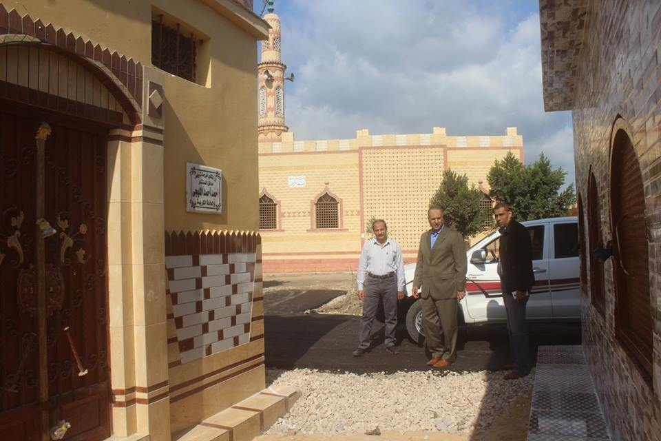  بالصور .. رئيس مدينة دسوق يتفقد اعمال الرصف بمدخل مقابر عزبة مفتاح