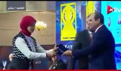  الرئيس السيسي يكرم ابنة سيدي سالم الأولي علي الجمهوريه في التعليم الفني