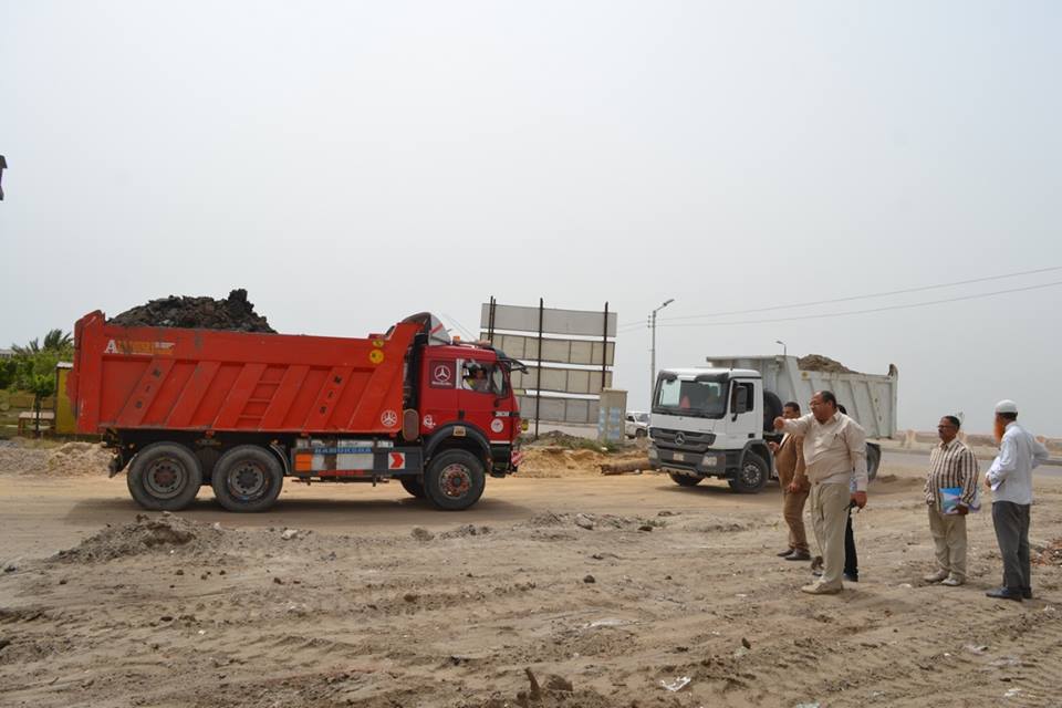  محافظ كفر الشيخ يوجه بمتابعة أعمال التهيئة لرصف طريق مستشفى بلطيم