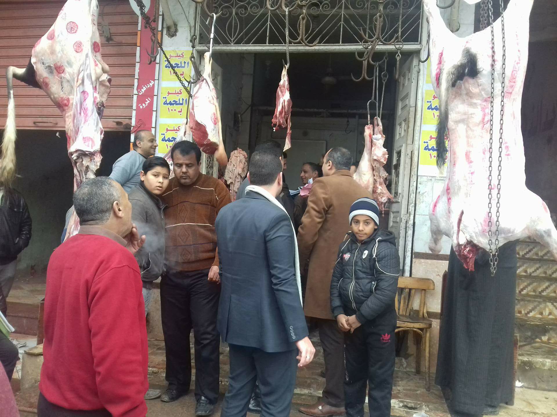  بالصور: ضبط سلع غذائية منتهية الصلاحية بمركز سيدي سالم 