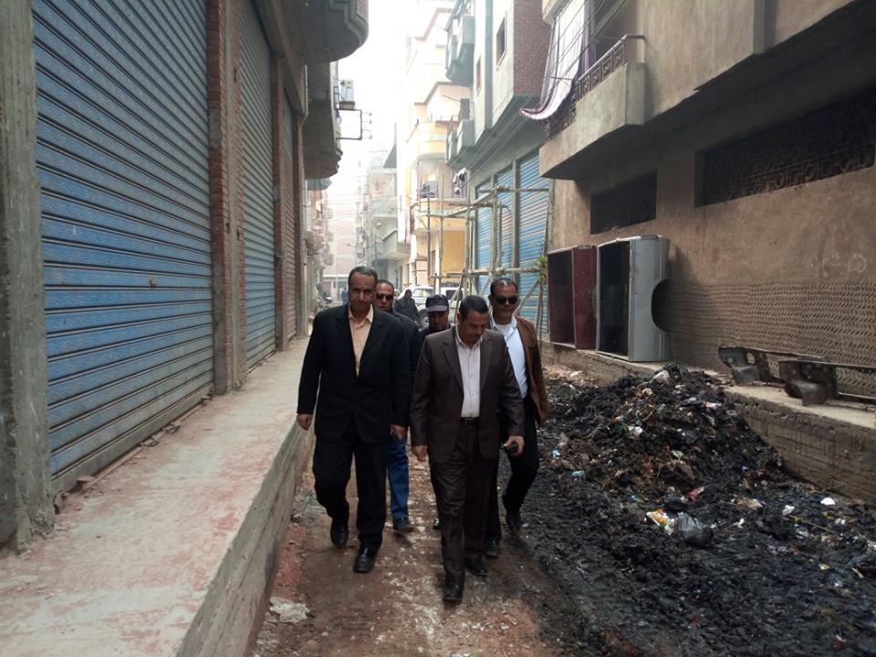  رئيس مدينة دسوق يتفقد حملات النظافة وإصلاح وتطهير خطوط الصرف الصحى 