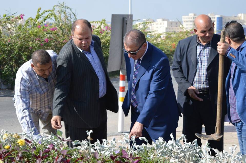   محافظ كفر الشيخ يتابع أعمال التجميل وزراعة النباتات بطريق الرافد الدولي