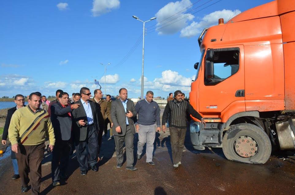  محافظ كفر الشيخ يتابع إصلاح أعمدة الإنارة بعد حادث الطريق الدولي الساحلي