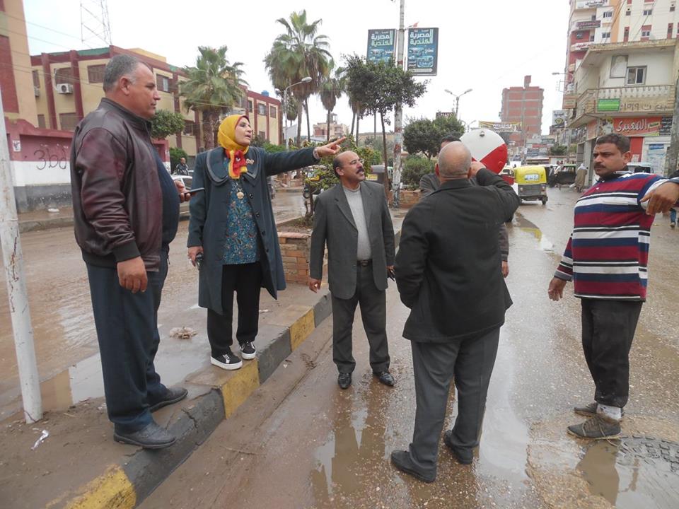  رئيسة الحامول تتابع رفع مياه الامطار من الشوارع 
