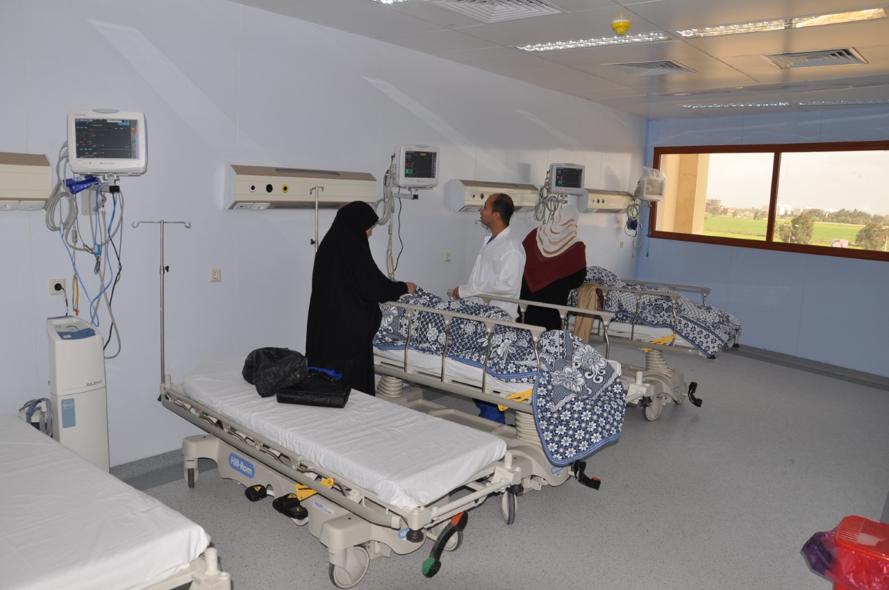  بالصور.. فريق طبى بمستشفى جامعة كفر الشيخ يشخص حالات نادرة لأجنة داخل الرحم