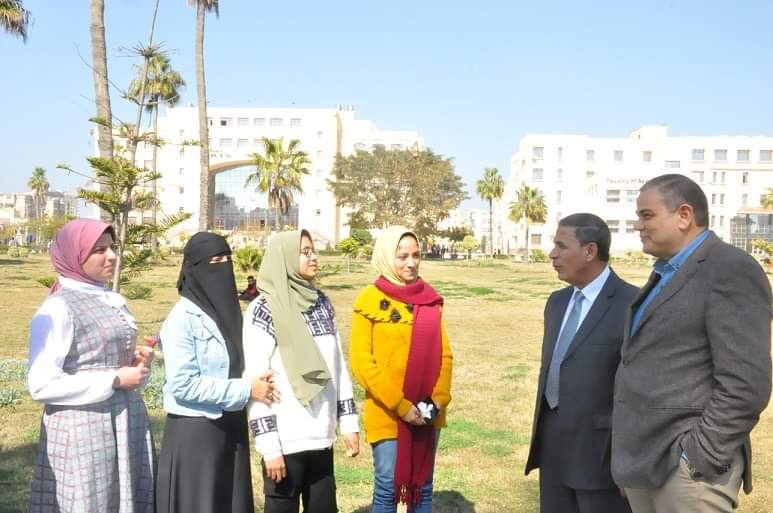  بالصور: رئيس جامعة كفر الشيخ  يتفقد الحرم الجامعي ويلتقي الطلاب