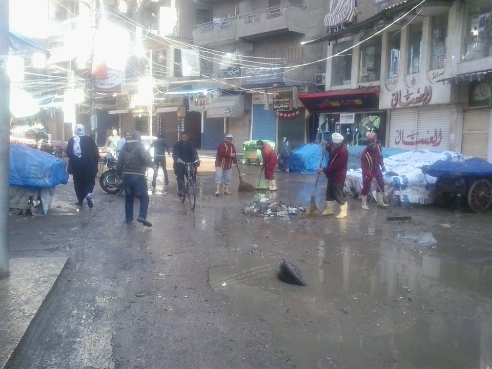  بالصور.. إزالة اثار مياه الامطار من شوارع دسوق