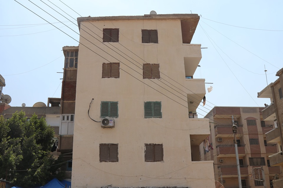  بالصور: بدء تنفيذ طلاء واجهات المباني باللون «البيج» في كفر الشيخ