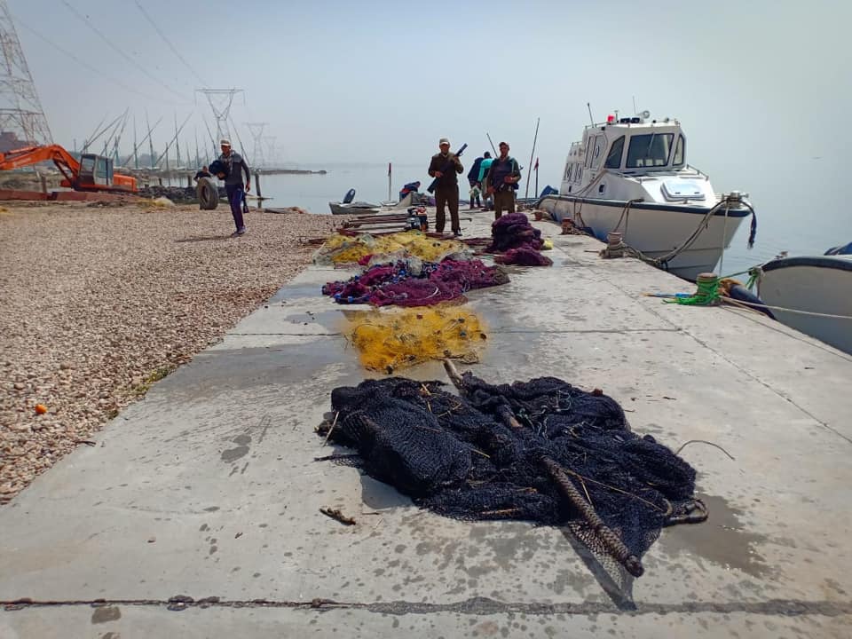  بالصور: حملة مكبرة لإزالة التعديات على بحيرة البرلس