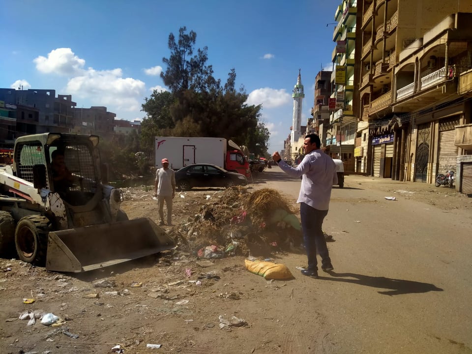  بالصور: حملة مكبرة لرفع تراكمات القمامة بقرية دمرو بسيدي سالم