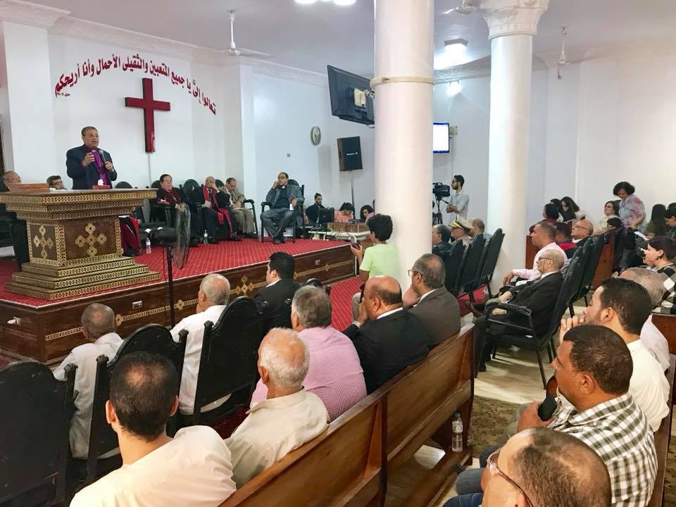  بالصور : القس أندريه زكى ومدير أمن كفر الشيخ يفتتحان الكنيسة الإنجيلية بدسوق 