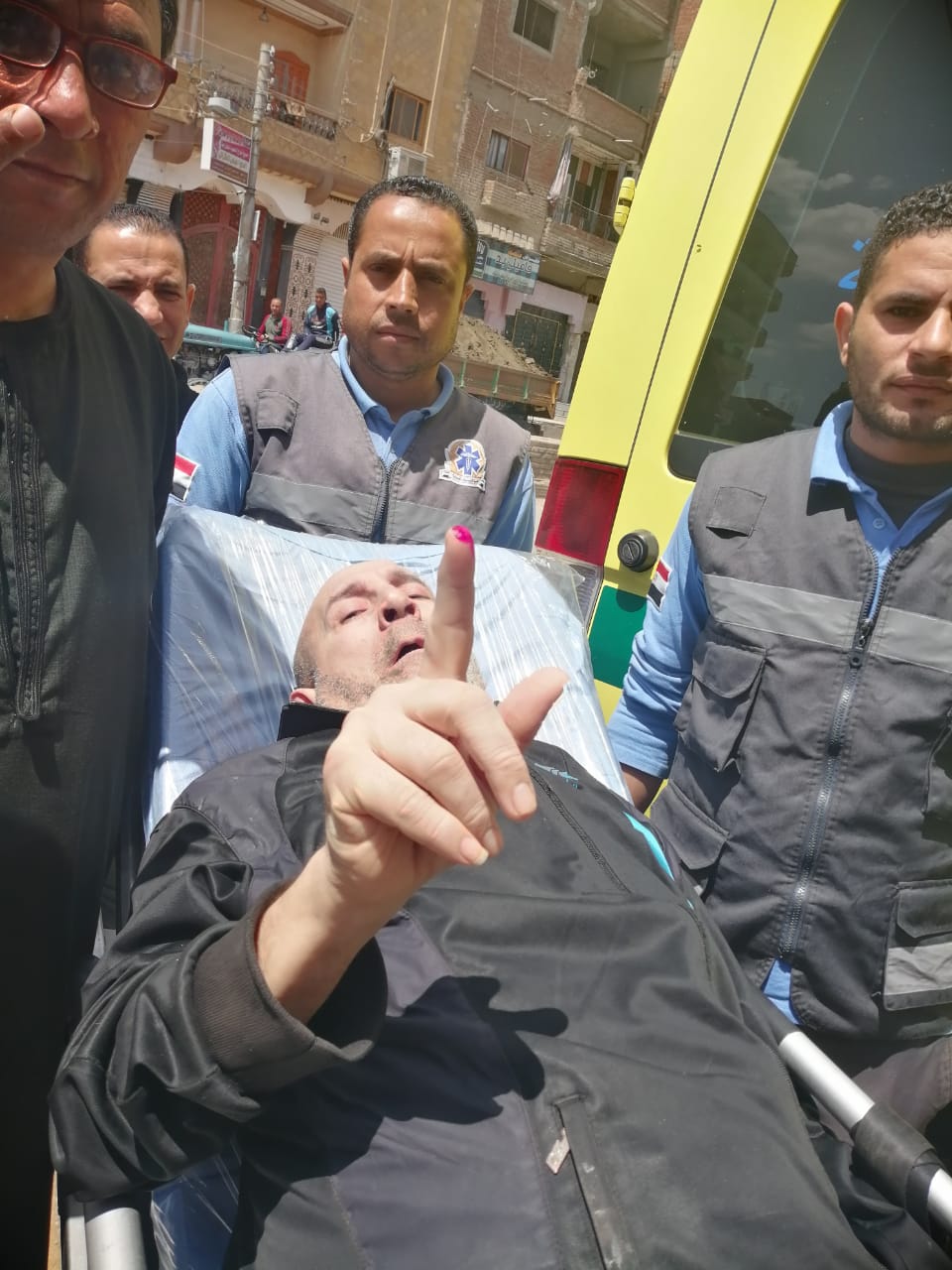  بالصور: مريض بالشلل يشارك في الاستفتاء من داخل سيارة إسعاف بكفر الشيخ 