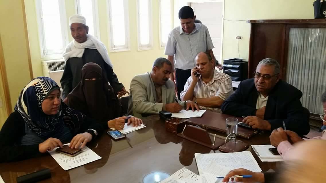  بالصور .. رئيس مركز ومدينة سيدي سالم يجتمع مع الأهالي في اللقاء الأسبوعي لحل مشاكلهم 