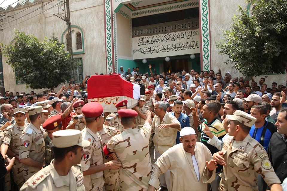  بالصور..محافظ كفرالشيخ يشارك فى تشييع جنازة شهيد الواجب بحادث شمال سيناء الإرهابى